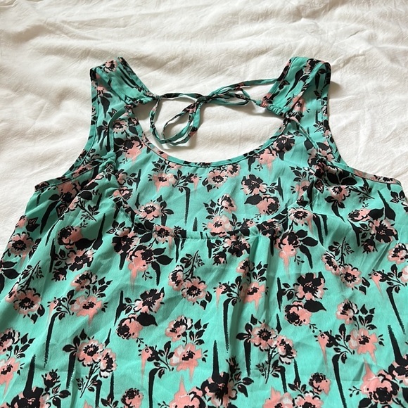 Volcom tank - Picture 2 of 2